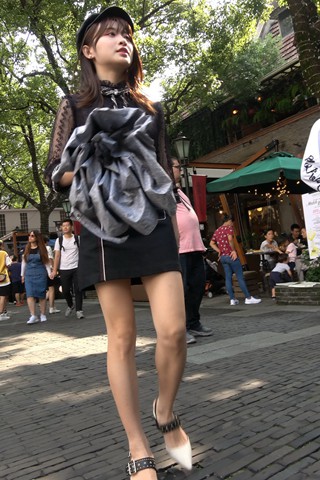 4K - 街拍黑色蕾丝裙街拍美女 [2.19 GB/MP4]