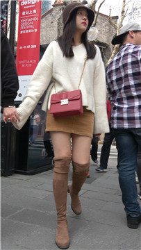 4K - 街拍丝袜美腿长靴短裙甜美妹纸 [831 MB/MP4]
