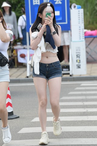 害羞的白嫩清凉美眉