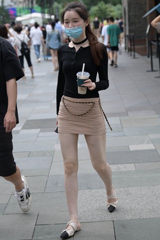 街拍气质大白腿，超短裙小姐姐