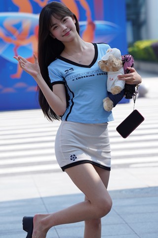 搭讪可爱活泼的短裙美眉  克罗拉