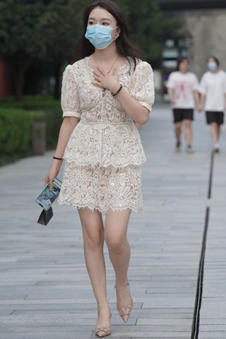 街拍镂空拼接白裙美女