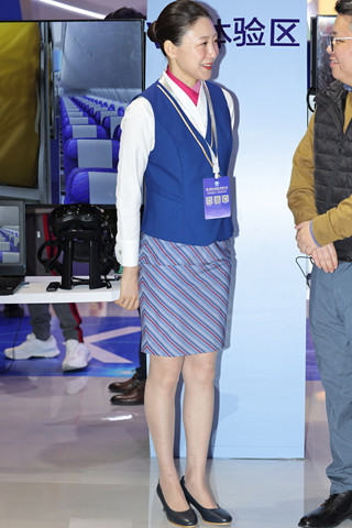 南航韵味熟女空姐肉丝高跟性感