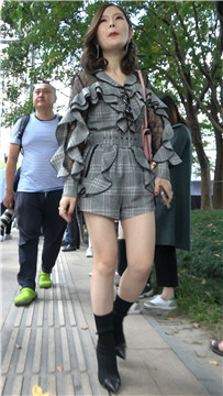 4K - 街拍美腿性感女郎 [979 MB/MP4]