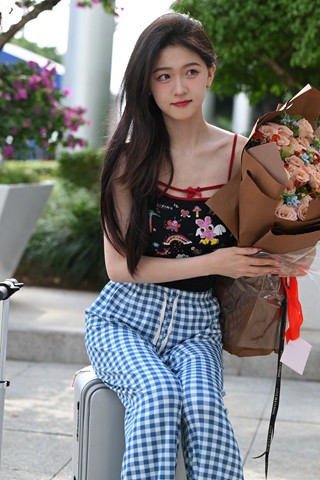 格子蓝色长裤网红小姐姐--任绵绵