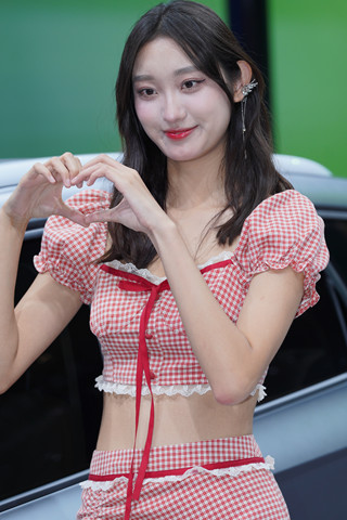 美腿车模小姐姐