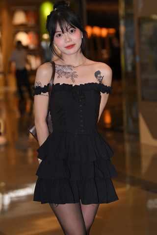 搭讪黑裙黑丝可爱小妹