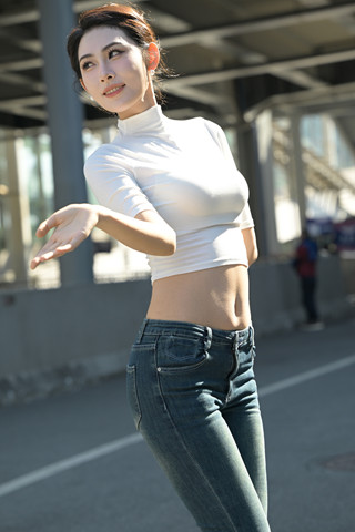 搭讪街拍牛仔长裤长腿美女