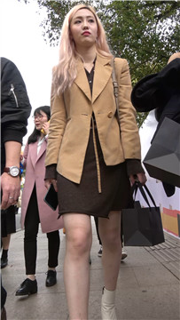 4K - 街拍短裙美腿漂亮美女 [792 MB/MP4]