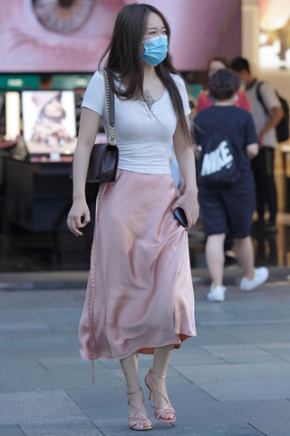 街拍粉色裙粉色高跟美女