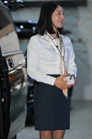 OL装棕色丝韵味女主播