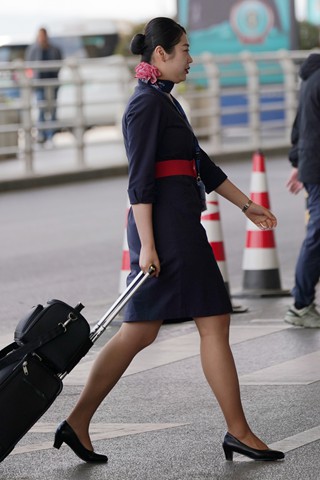 25空姐街拍-上班的东航空姐每个都不一样的感觉