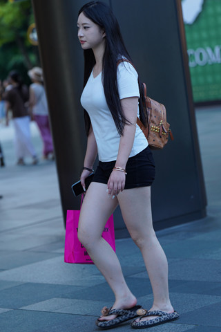 跟闺蜜逛街的凉鞋小妹