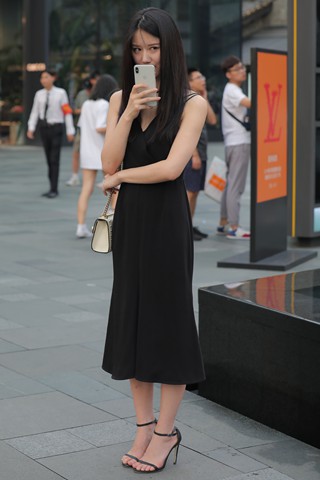 甜美黑色长裙小姐姐