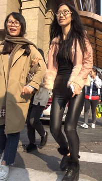 4K 街拍皮裤紧身翘臀眼镜妹  [1.27 GB]