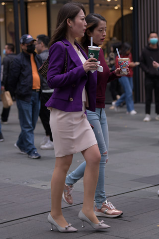 街拍包臀裙韵味成熟朲槭